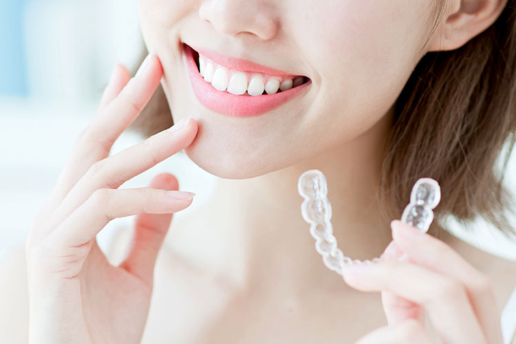 Niềng răng có nên dùng nước súc miệng không?